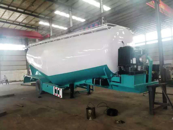 粉粒物料運(yùn)輸半掛車(chē)廠(chǎng)家