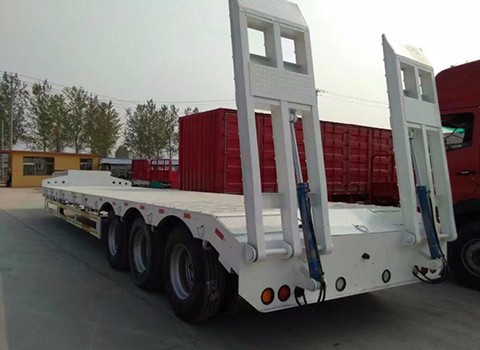 山東勾機板半掛車廠家